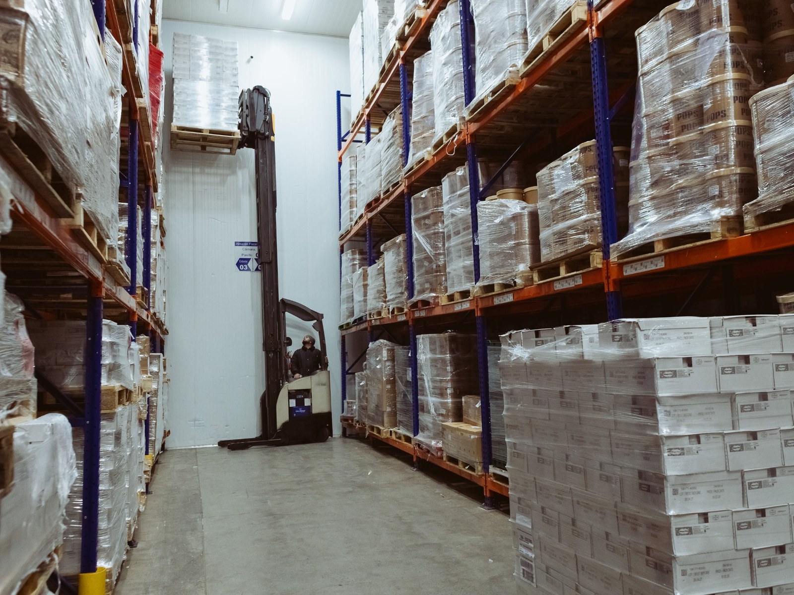 Almacén con montacargas y pallets